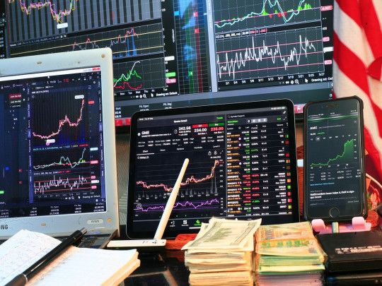 Market Update: Fed Decision Looms, Tech Stocks Sink, Gold Wavers, Oil Climbs on Middle East Tensions